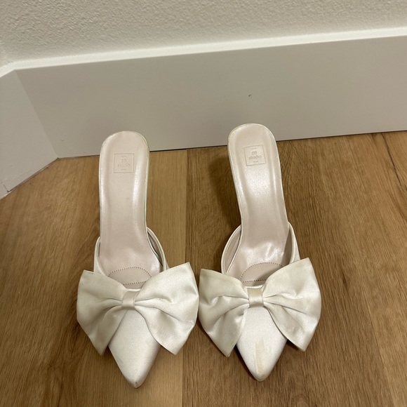 Bow white heels, worn once, satin - Picture 2 of 4